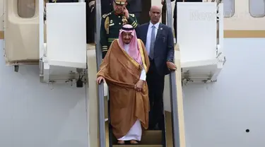 Lazimnya jas dipilih para pemimpin negara saat melakukan lawatan, namun Raja Arab Saudi Salman Abdulaziz Al Saud tampil dengan jubah atau bisht sebagai luaran. Ia memakai bisht warna cokelat caramel dengan ornamen emas di pinggirnya.