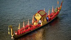 Kapal yang membawa Raja Thailand Maha Vajiralongkorn terlihat saat prosesi Royal Barge di Sungai Chao Phraya, Bangkok, Kamis (12/12/2019). Acara ini merupakan prosesi akhir penobatan Raja Thailand Maha Vajiralongkorn. (Handout/Thai Royal Household Bureau/AFP)