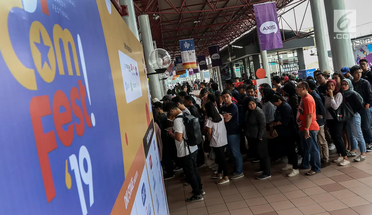 Pengunjung mengantre untuk menyaksikan Jakarta Internasional Comedy Festival (JICOMFEST) 2019 hari pertama di JIExpo, Kemayoran, Jakarta, Sabtu (3/8/2019). JICOMFEST 2019 dikemas dalam format komedi musik hingga komedi tradisional. (Liputan6.com/JohanTallo)