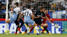 Pertarungan sengit tersaji di laga serie A antara Lazio dengan Inter Milan di Stadion Olimpico, Senin (11/5/2015). Inter Milan menang 2-1 atas Lazio. (Reuters/Giampiero Sposito)
