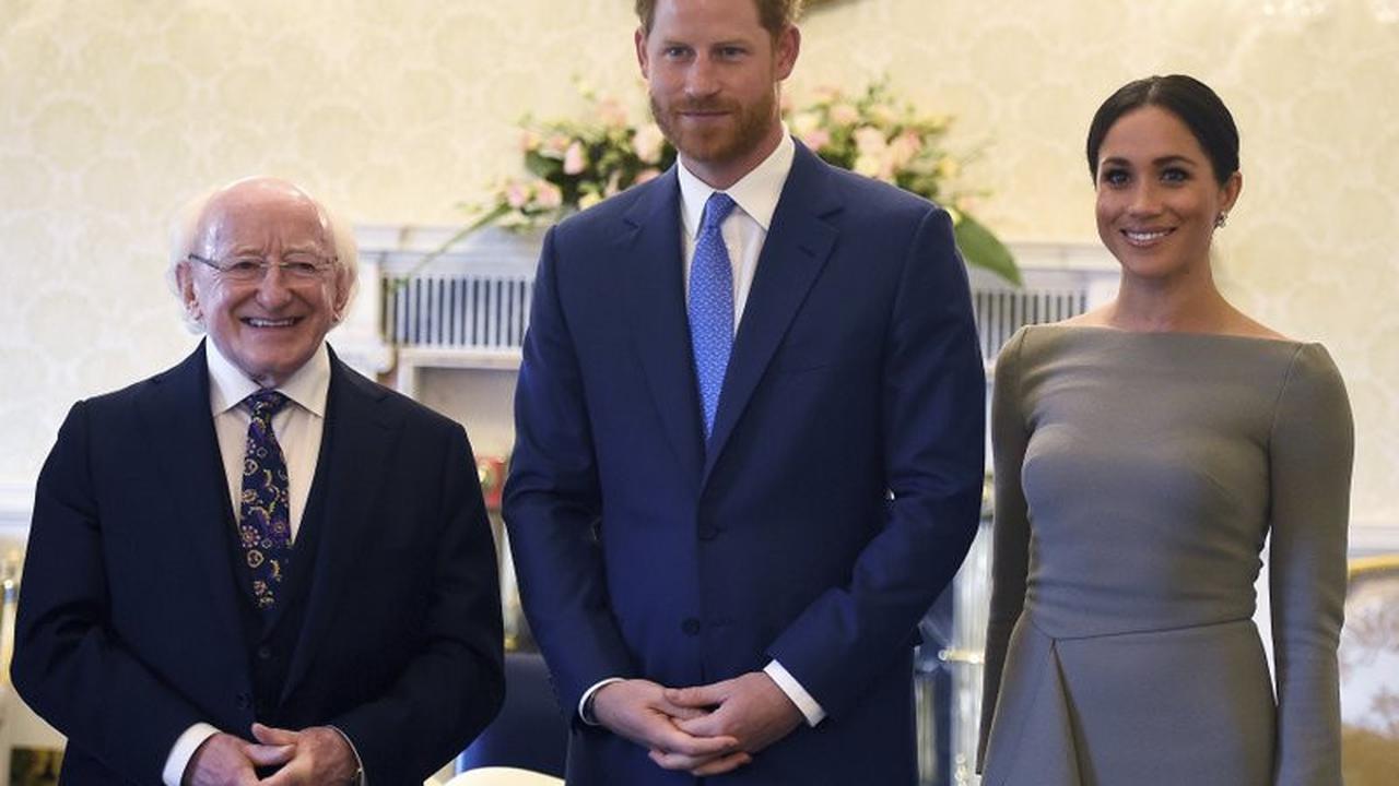 (kiri ke kanan) Presiden Irlandia Michael Higgins, Pangeran Harry, dan Meghan Markle di Aras an Uastharain (Clodagh Kilcoyne / AP Photo)