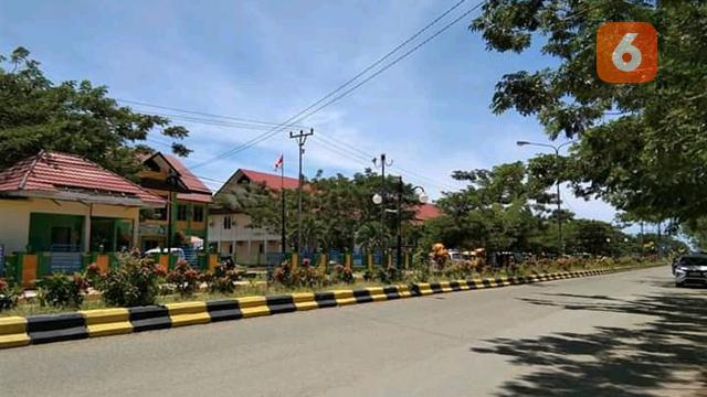 Suasana salah satu sekolah dan jalan utama di Kabupaten Buol