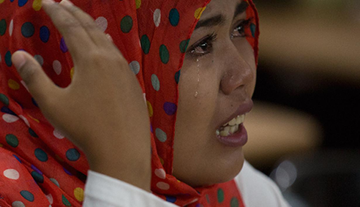 Eka Wulandari, istri dari pemain Martapura FC, Awaludin menangis menceritakan kondisi keluarganya kepada Komnas HAM di Jakarta, Kamis (13/8/2015). Akibat berhentinya kompetisi keluarganya mengalami kesulitan ekonomi. (Bola.com/Vitalis Yogi Trisna)