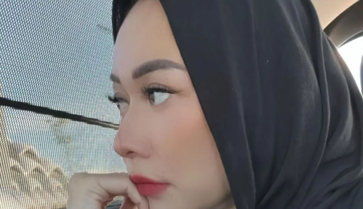 Aura Kasih saat memakai hijab warna hitam terlihat kesan anggun. Netizen pun terpesona dengan penampilan pelantun lagu Mari Bercinta tersebut. Tak heran foto ini banyak disukai dan dikomentari netizen. (Liputan6.com/IG/aurakasih)