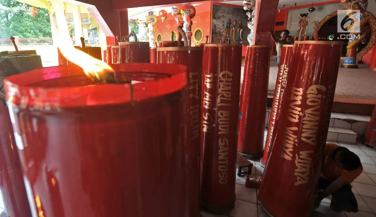 Pekerja saat menghias lilin raksasa di Vihara Bahtera Bhakti, Jakarta, Selasa (29/1). Vihara ini lebih dikenal dengan sebutan Klenteng Ancol merupakan klenteng tertua di Jakarta yang dibangun tahun 1650. (Merdeka.com/Iqbal S Nugroho)