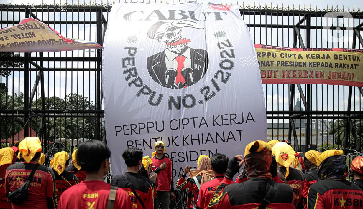 Puluhan elemen buruh menggeruduk gedung DPR RI, Jakarta, Selasa (10/1/2023). Dalam aksinya mereka menyuarakan penolakan terhadap Peraturan Pemerintah Pengganti Undang-Undang (Perppu) Cipta Kerja karena dinilai telah mengkhianati konstitusi. (Liputan6.com/Faizal Fanani)