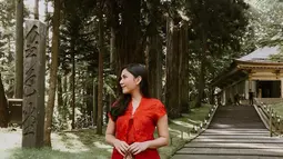 Jessica berpose di depan kuil Chuson-Ji dengan menggunakan busana kebaya serba merah. Kain batik yang digunakannya menuai pujian dari orang Jepang yang melihatnya. Penampilannya tampak mencolok diantara pepohonan. (Liputan6.com/IG/@jscmila)