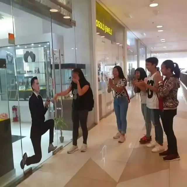 6 Momen Nyeleneh Jomblo Pura-Pura Kencan Ini Bikin Geleng Kepala
