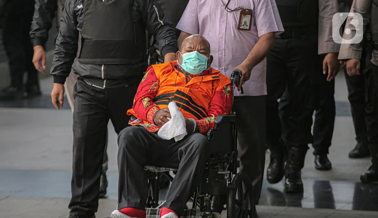 Gubernur Papua Lukas Enembe dibawa dari RSPAD Gatot Subroto ke Gedung Merah Putih KPK, Jakarta, Kamis (12/1/2023). Berdasarkan pemeriksaan tim medis tersangka kasus dugaan korupsi pembangunan infrastruktur di Provinsi Papua itu telah dinyatakan fit to stand trial sehingga dapat menjalani pemeriksaan untuk melengkapi berkas perkaranya. (Liputan6.com/Faizal Fanani)
