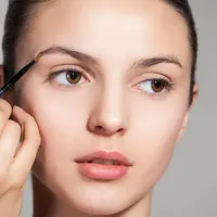 Ilustrasi membuat alis natural. (via: prozeny.cz)