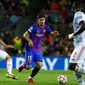 Pemain Barcelona Yusuf Demir (tengah) berebut bola dengan pemain Bayern Munchen Joshua Kimmich pada pertandingan Grup E Liga Champions di Stadion Camp Nou, Barcelona, Spanyol, Selasa (14/9/2021). Bayern Munchen menang 3-0. (AP Photo/Joan Monfort)