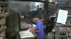 Kenaikan harga garam yang berlangsung tiga kali dalam sepekan terakhir membuat pedagang tahu perlu menyiasati agar mereka tetap berproduksi.
