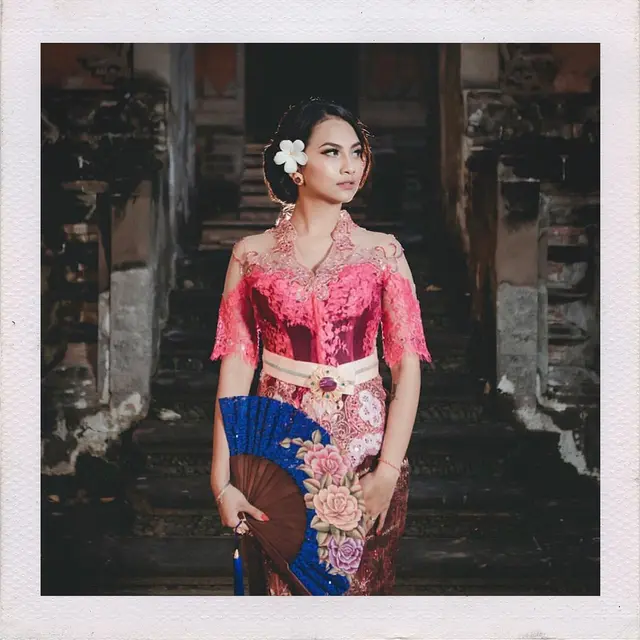 Dikabarkan Menikah, Ini 6 Pesona Vanessa Angel dalam Balutan Kebaya