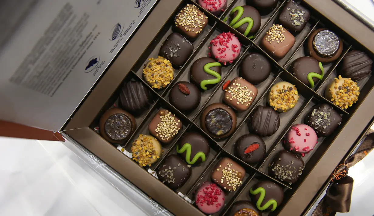 Kotak berisi cokelat terlihat di Pameran Cokelat Brussel, Belgia (13/2/2020). Dalam tiga hari ke depan, beberapa acara disiapkan untuk pengunjung dari segala usia, termasuk demo resep para koki dan pembuat cokelat hebat, serta pelajaran mencicipi dan membuat pastri. (Xinhua/Zhang Cheng)