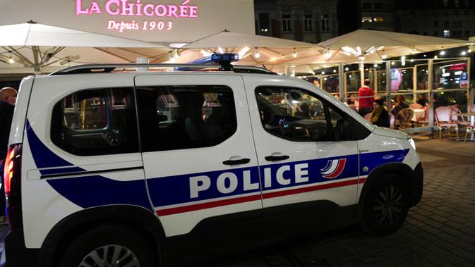 Polisi berpatroli di Lille, Prancis, Jumat (16/10/2020). Prancis mengerahkan 12.000 polisi untuk memberlakukan jam malam baru mulai Jumat malam hingga bulan depan untuk memperlambat penyebaran COVID-19. (AP Photo/Michel Spingler)