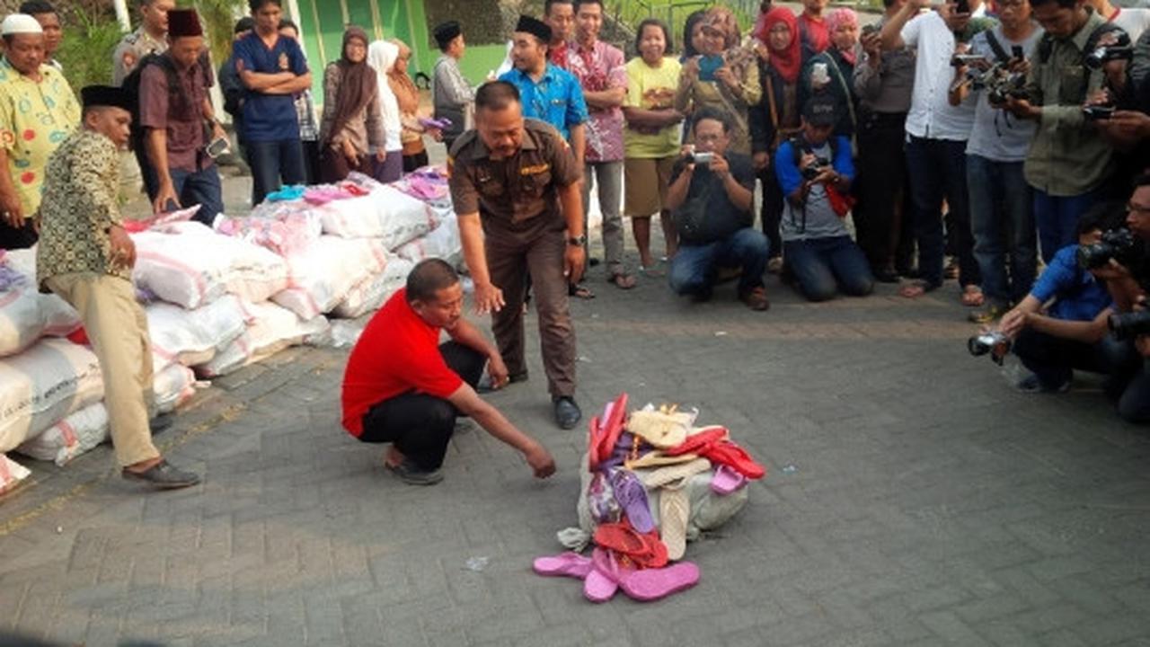 Ini wujud sandal berlafaz Allah bikin heboh warga Surabaya