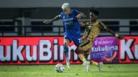 Pemain Persib Bandung, Ciro Alves (kiri) berebut bola dengan pemain Dewa United, Altariq Ballah pada laga pekan ke-3 BRI Liga 1 2023/2024 di Stadion Gelora Bandung Lautan Api (GBLA), Bandung, Jumat (14/07/2023). (Bola.com/Bagaskara Lazuardi)