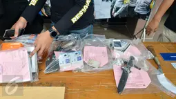 Sejumlah barang bukti hasil pencurian dan pemerasan yang diamankan Kepolisian Polres Jakarta Selatan, Jumat (3/3). Polres Jakarta Selatan rilis kasus pencurian dengan kekerasan, pemerasaan dan mengamankan 8 tersangka. (Liputan6.com/Yoppy Renato)