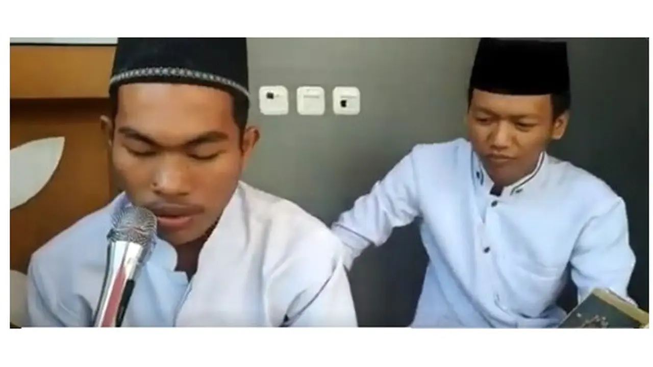Cowok Ini Main Game Sambil Baca Ayat Suci, Alasannya Bikin Takjub