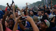 Suporter merayakan keberhasilan Prancis menaklukan Jerman 2-0 pada semifinal Piala Eropa 2016 saat nonton bareng di fanzone Kota Paris, Prancis, Kamis (7/7/2016). (Bola.com/Vitalis Yogi Trisna)