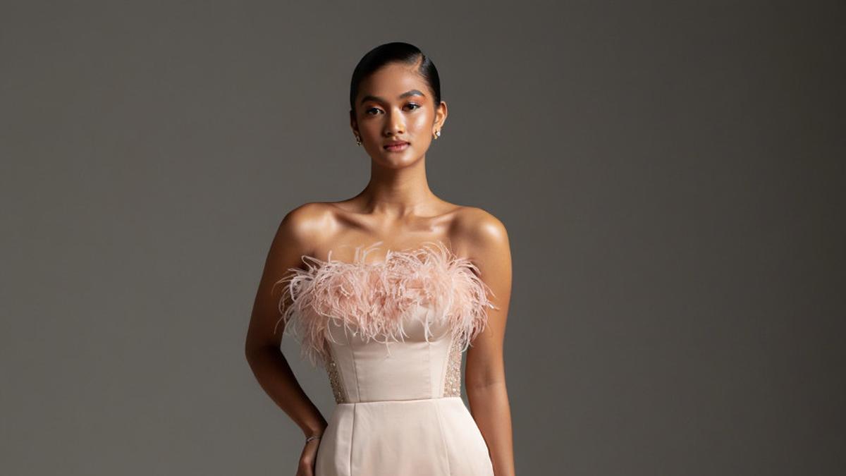 6 Inspirasi Gaun Pesta dengan Feather Accent untuk Tampil Anggun di Berbagai Acara
