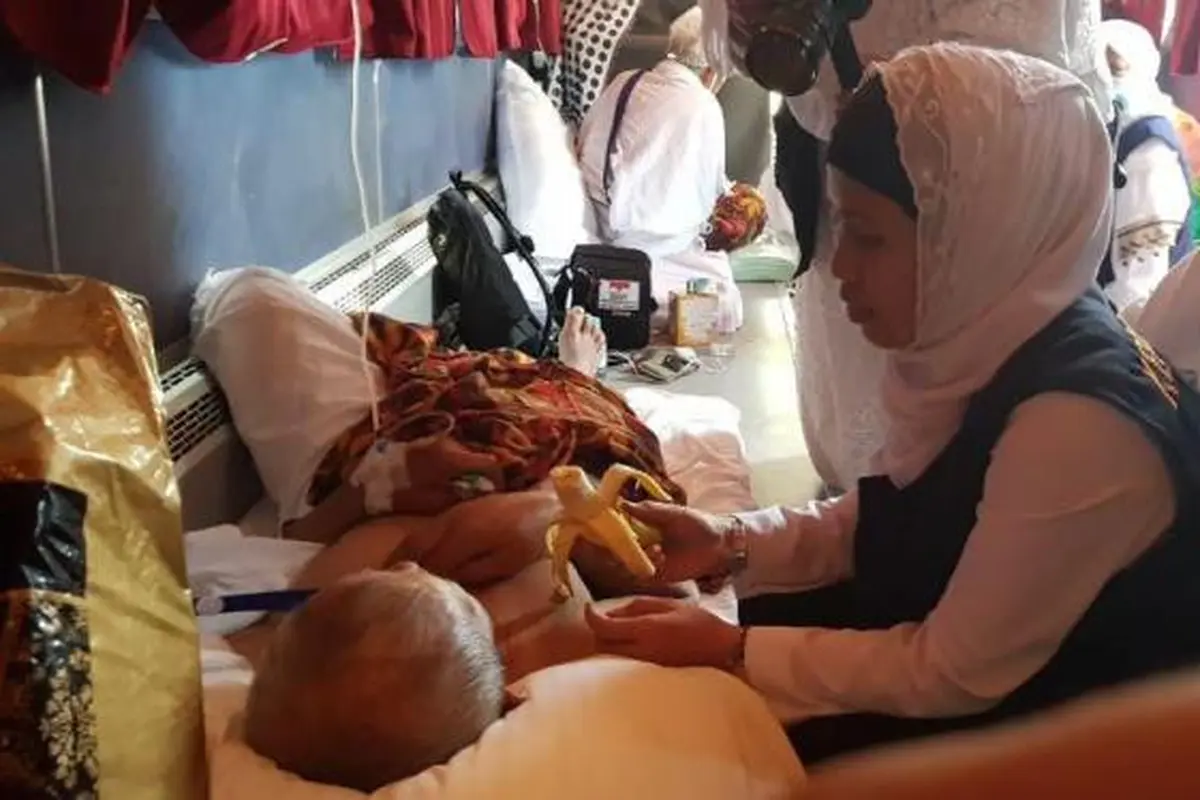 Petugas haji melayani jemaah Indonesia yang sakit saat safari wukuf