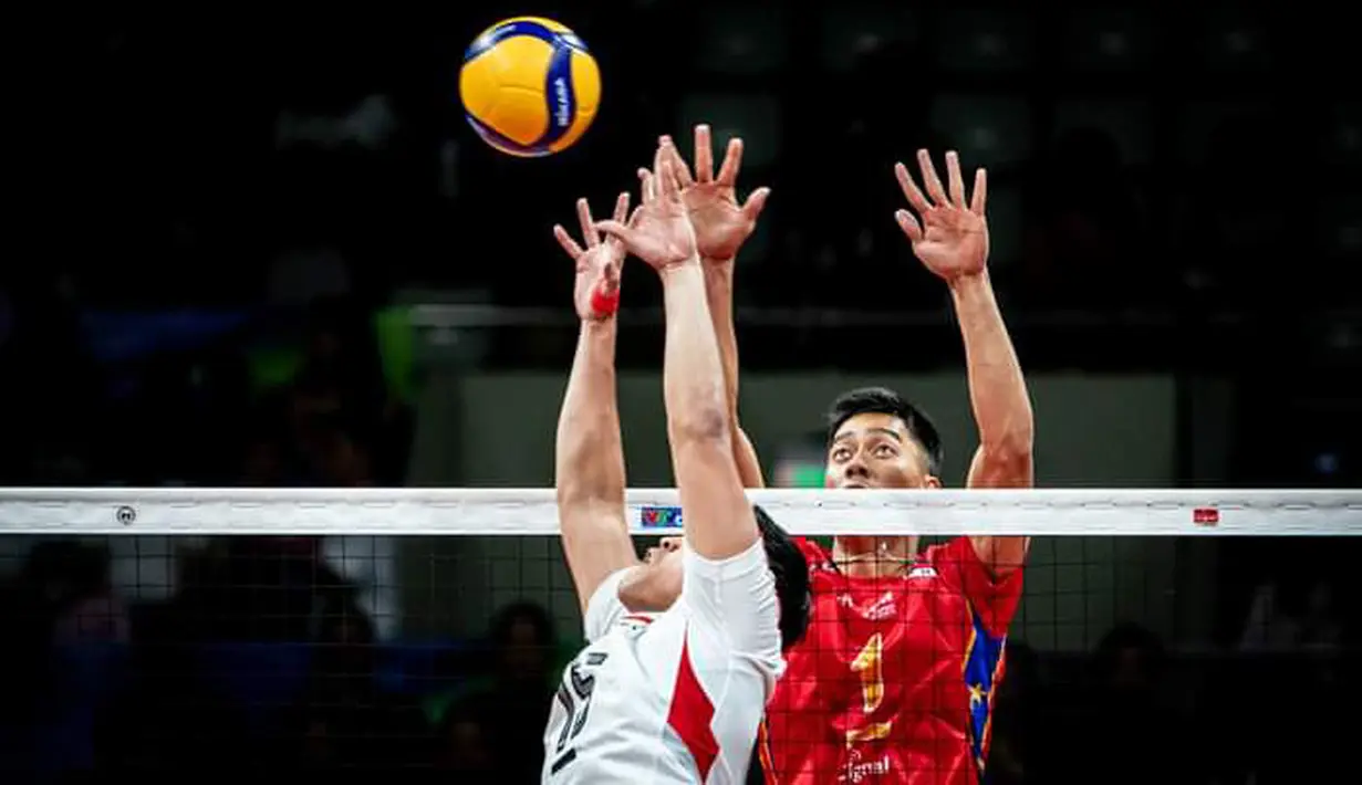 Pemain Timnas voli putra Indonesia, Dio Zulfikri (kiri) melepaskan umpan di depan pemain Filipina, Bryan Bagunas pada laga kedua putaran pertama SEA V League 2024 di Ninoy Aquino Stadium, Manila, Filipina, Sabtu (17/8/2024). (PNVF/Kimberly Pauig)