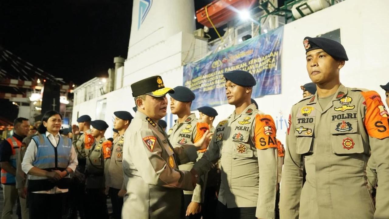 FOTO: Polri dan Pelni Kirim Personel dan Logistik ke Wilayah Bencana Sumatera