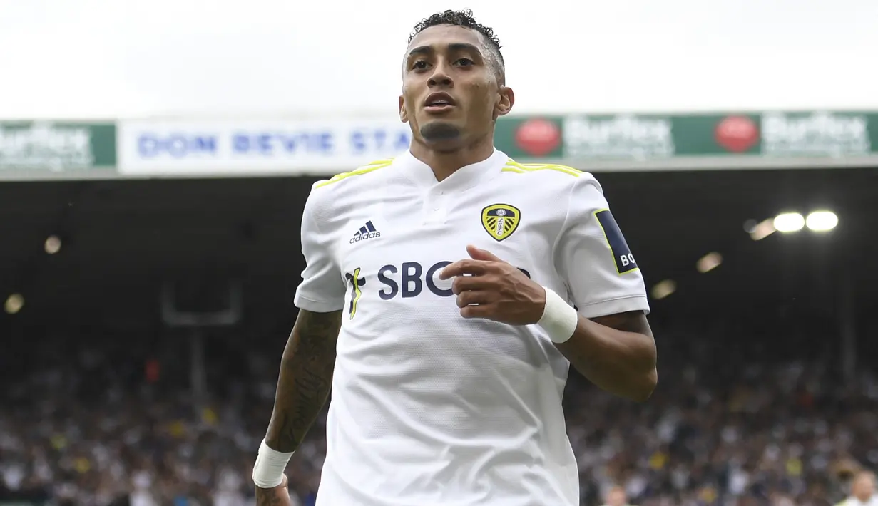 Raphinha. Pemain berusia 25 tahun ini kini menjalani musim ke-2 bersama Leeds United. Total telah tampil 51 laga di semua ajang dengan torehan 14 gol dan 11 assist. Bersama Timnas Brasil telah mengoleksi 7 caps, dengan torehan 3 gol dan 2 assist.  (AFP/Oli Scarff)