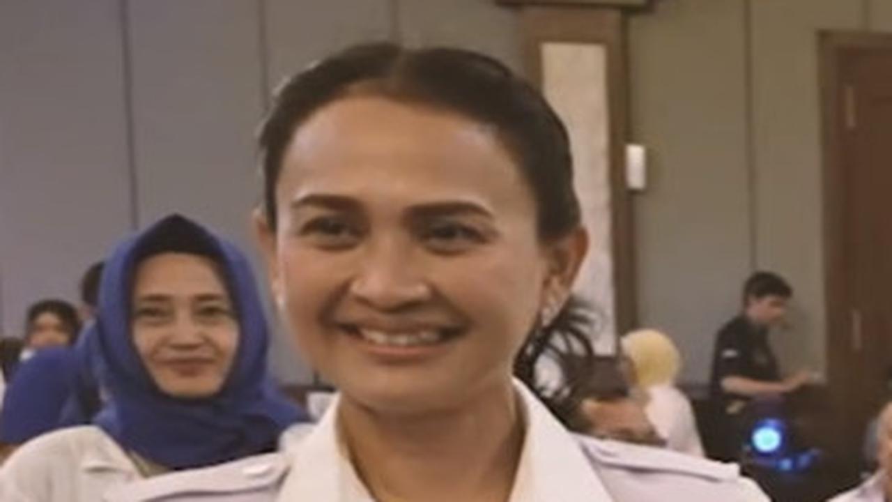 Istri Kapolri, Juliati yang turut hadir terlihat cantik berseragam SMA. Rambutnya diikat dengan kepangan menambah pesona anggun dan elegan ketua umum Bhayangkari tersebut.
