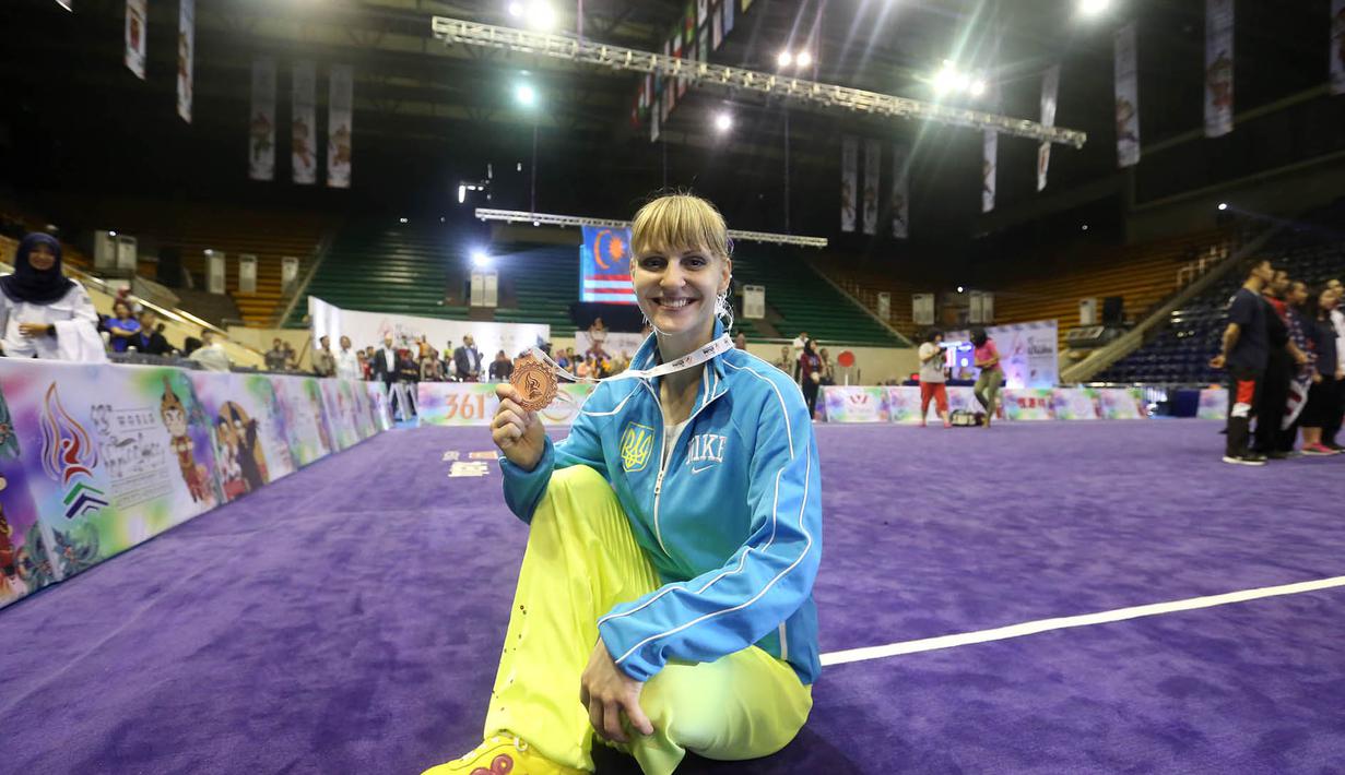 Atlet Wushu Asal Ukraina, Tanya Kondrateva yang bertanding pada Cabang Taolu Kejuaraan Dunia Wushu 2015 di Istora, Senayan, Jakarta,Selasa (17/11/2015). (Bola.com/Nicklas Hanoatubun)