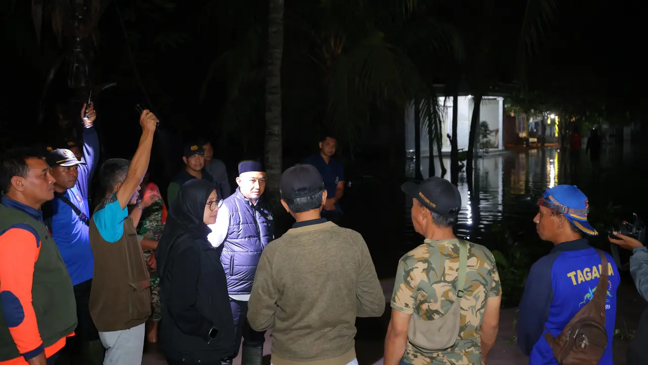 Bupati Banyuwangi Ipuk Fiestiandani tinjau lokasi banjir rob yang merendam ribuan rumah warga di Kecamatan Muncar, Banyuwangi  (Istimewa)