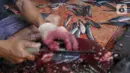Sejumlah ikan lele yang telah dipotong sebelum dilakukan pengasapan di Desa Pengasinan, Gunung Sindur, Bogor, Rabu (30/9/2020). Setiap hari pengasapan lele milik Haji Sueb mampu memproduksi 150 kg ikan lele asap yang dijual di kawasan Jabodetabek. (Liputan6.com/Fery Pradolo)