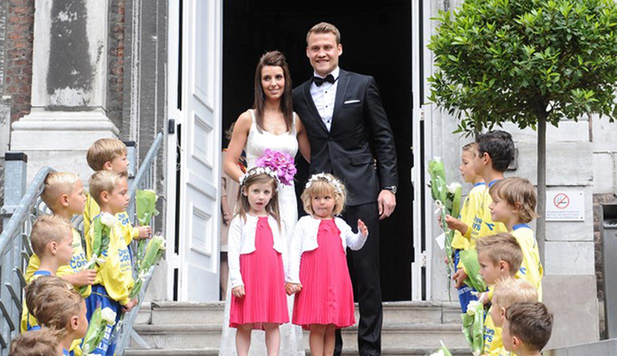 Simon Mignolet kiper Liverpool asal Belgia menikah dengan Jasmine Claes. (AFP PHOTO / BELGA / Sophie Kip))