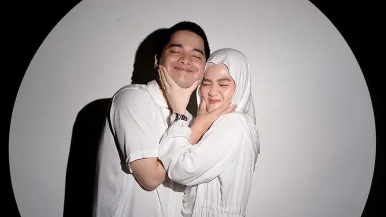 Berpose saling memegang pipi, Alvin dan Henny tampak seperti pasangan muda. Bahkan beberapa artis turut memuji keharmonisan Alvin Faiz dan Henny Rahman, salah satunya Anandito Dwis.