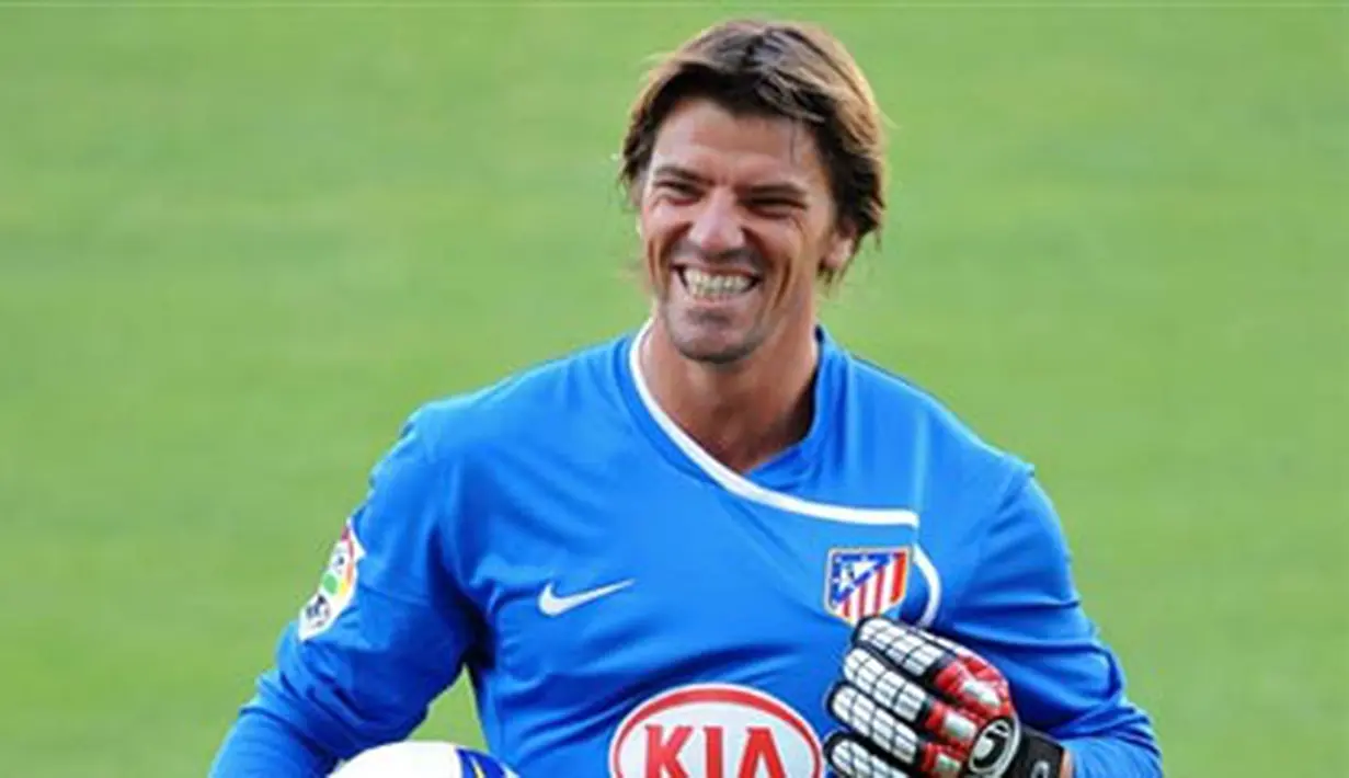 A picture taken on July 8, 2008 in Madrid, Spain shows Atletico Madrid&#039;s new 35-year-old goalkeeper Gregory Coupet smiling as he poses with his new jersey/ PIERRE-PHILIPPE MARCOU