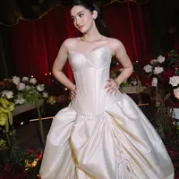 Usung Siluet Lebih Berani, Ranty Maria Kenakan Gaun Tanpa Lengan Hian Tjen Saat Resepsi. [@rantymaria].