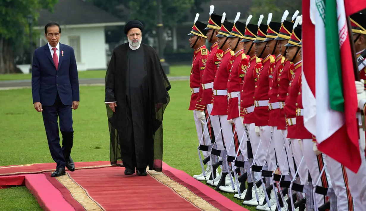 Rangkaian penyambutan kenegaraan dilakukan meriah mulai dari marching band, pawai pasukan berkuda hingga 21 dentuman meriam. (AP Photo/Achmad Ibrahim)