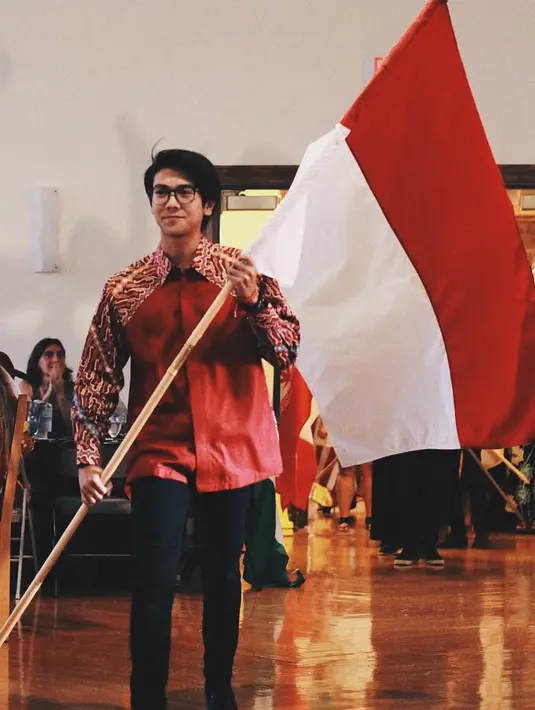 Selain sibuk dengan dunia hiburannya, Iqbaal pun kita tengah melanjutkan studinya di Amerika. Ia rela bolak-balik ke Indonesia untuk tetap eksis di panggung hiburan, meski tak bisa dalam waktu yang sering. (Instagram/iqbaal.e)