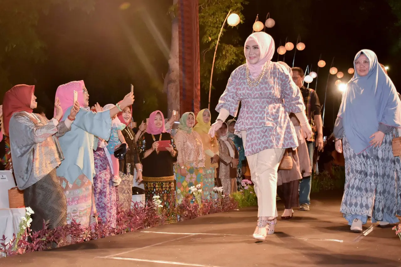  Lima perancang busana dalam negeri ikut ambil bagian dalam gelaran busana daerah, Fashion On The Street di Mataram. (Liputan6/ Hans Bahanan)