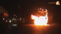[VIDEO] Tabrak Ibu dan 2 Anak, Bus Sugeng Rahayu Dibakar Massa