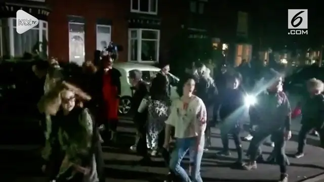 Puluhan warga Sheffield, Inggris merayakan hari Halloween dengan berdandan ala zombie dan melakukan flashmob (30/10).