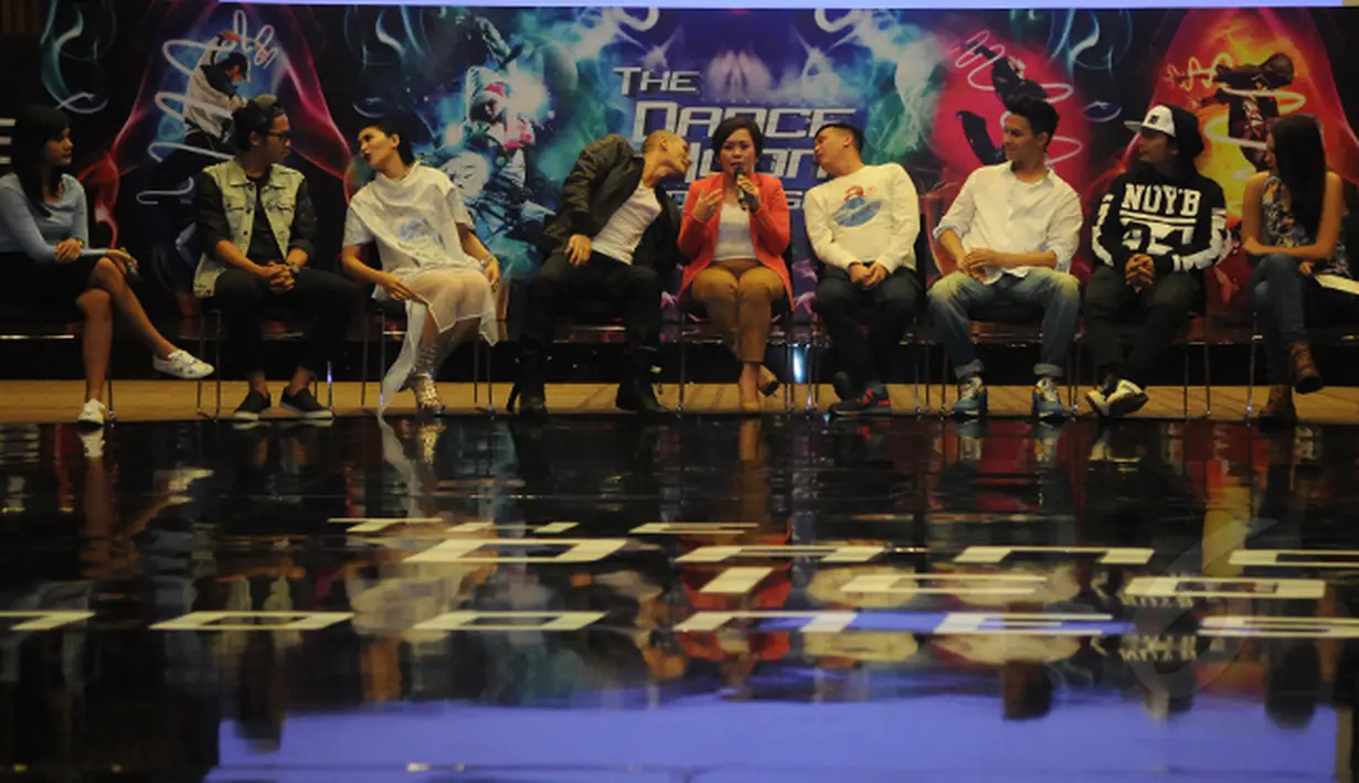 Direktur Program dan Produksi SCTV, Harsiwi Ahmad (tengah) memberikan pernyataan saat jumpa pers di SCTV Tower, Jakarta, Rabu (4/3/2015). The Dance Icon Indonesia merupakan ajang adu bakat menari dalam program SCTV. (Liputan6.com/Helmi Fithriansyah)