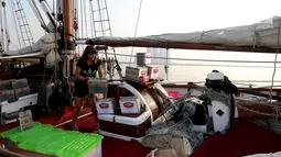 Volenntir merapikan barang di dalam Kapal Sail Vega saat bersandar, di Pantai Mutiara, Jakarta Utara, Kamis (06/7). Bantuan tersebut disalurkan di pulau terpencil Indonesia Timur. (Liputan6/JohanTallo)
