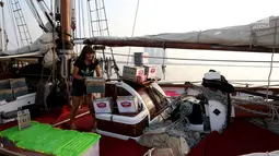 Volenntir merapikan barang di dalam Kapal Sail Vega saat bersandar, di Pantai Mutiara, Jakarta Utara, Kamis (06/7). Bantuan tersebut disalurkan di pulau terpencil Indonesia Timur. (Liputan6/JohanTallo)