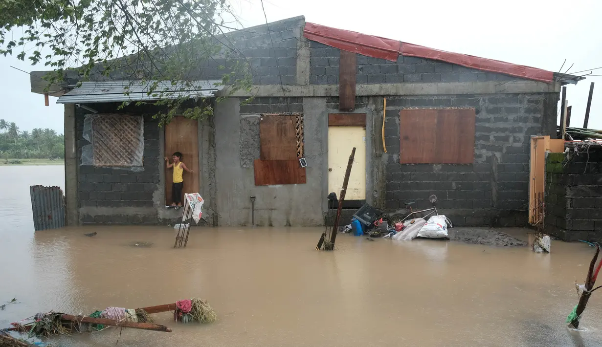Badan mitigasi bencana pemerintah setempat mengatakan lebih dari 2 juta orang terkena dampak badai tersebut, termasuk 75.400 penduduk desa yang mengungsi dari rumah mereka. (AP Photo/John Michael Magdasoc)