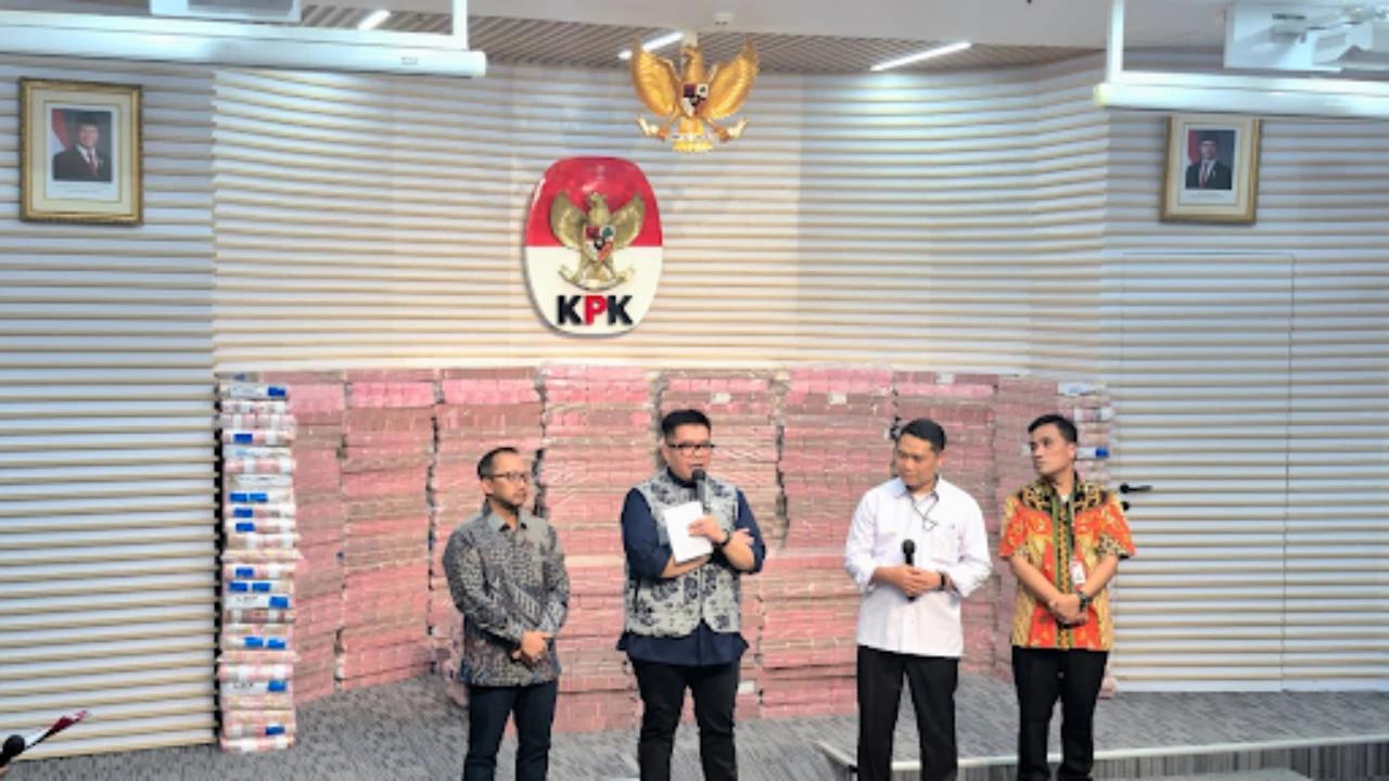 VIDEO: Penampakan Tumpukan Uang Korupsi Rp883 Miliar, Tingginya Lebihi Pejabat KPK