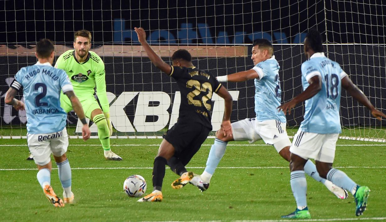 Gelandang Barcelona, Ansu Fati, berusaha melewati pemain Celta Vigo pada laga lanjutan Liga Spanyol di Stadion Balaidos, Jumat (2/10/2020) dini hari WIB. Barcelona menang 3-0 atas Celta Vigo. (AFP/Miguel Riopa)