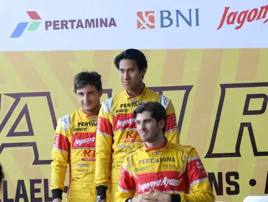 Pebalap Campos Racing Team, Mitch Evans, Sean Gelael dan Antonio Giovinazzi  tengah bersiap pada ajang Taxi Ride di Sirkuit Sentul, Jakarta, Selasa (2/8/2016). (Bola.com/Nicklas Hanoatubun)