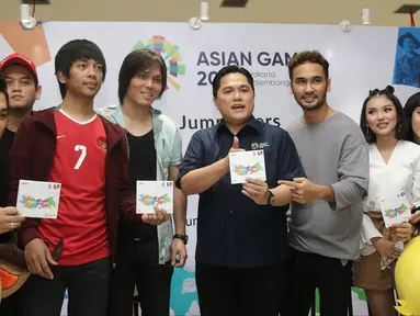 Ketua Umum Inasgoc, Erick Thohir (tengah) berfoto bersama para musisi pengisi album Asian Games 2018 di Stadion Akuatik, Jakarta, Jumat (13/7). Inasgoc meluncurkan album Asian Games 2018 berjudul Bright As The Sun. (Liputan6.com/Herman Zakharia)